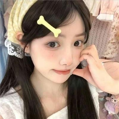 鱼跃在花见 海报
